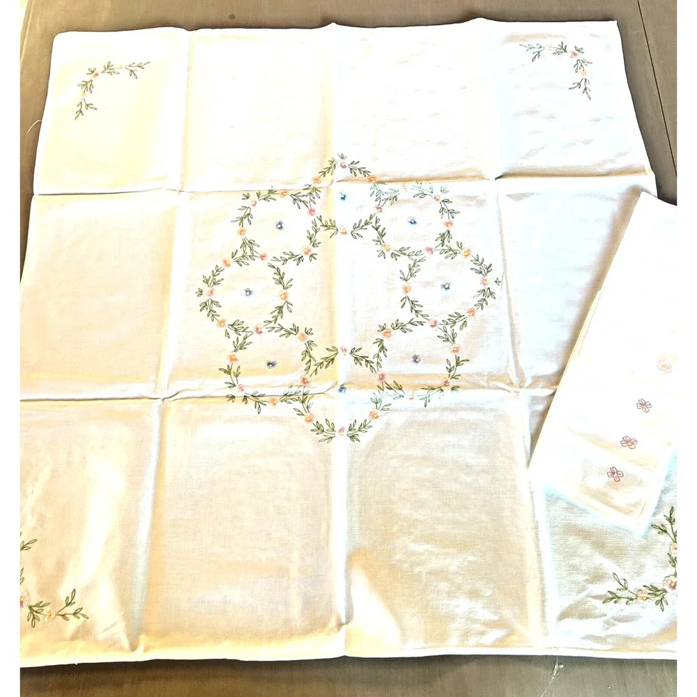 Vintage Embroidered Small‎ Tablecloth & 4 Napkins Set Floral Crisp White Cottage